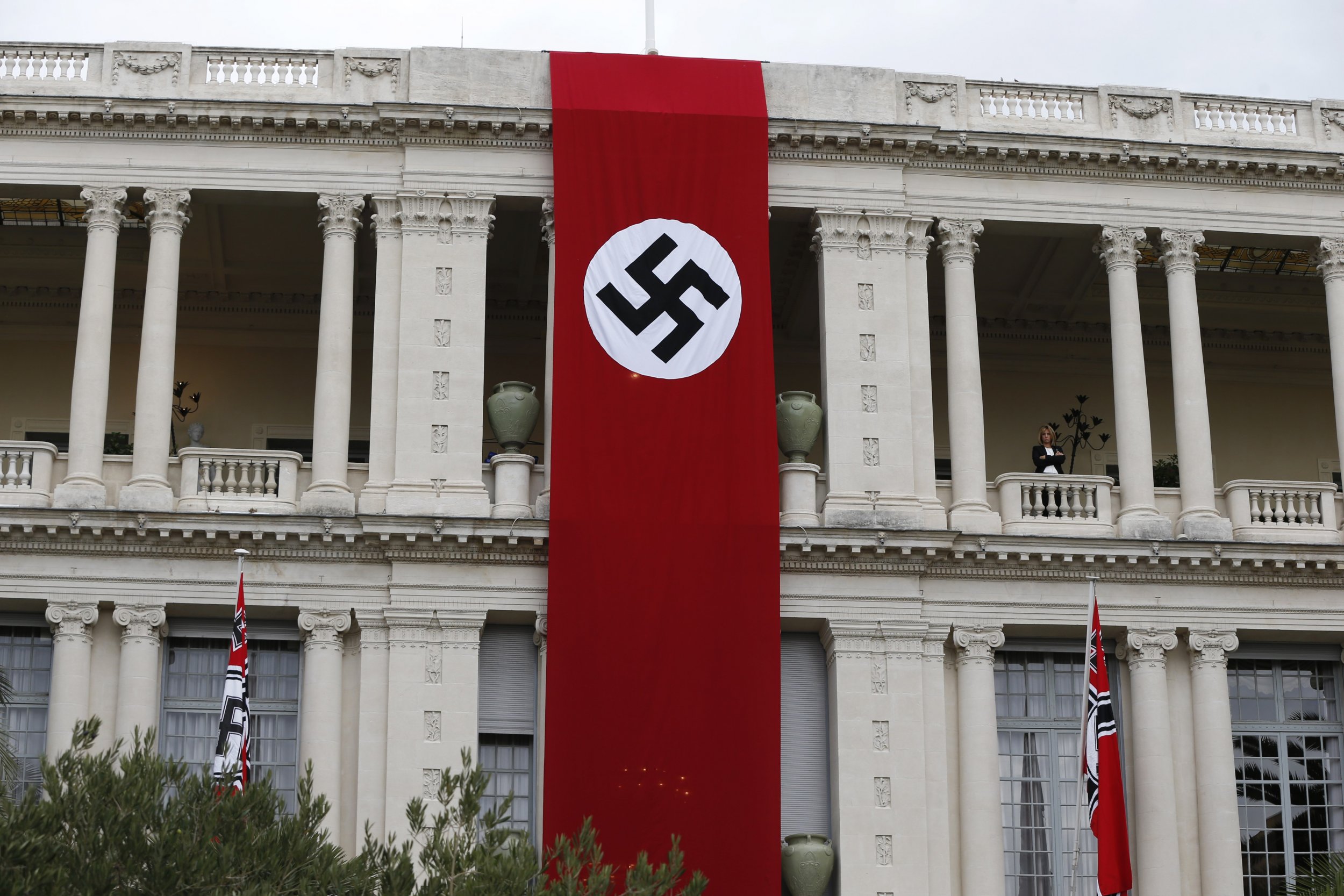 Фашистская библиотека. Флаг нацистской Германии на здании. Флаги третьего рейха на улице Германии. Флаг третьего рейха на здании. Музей третьего рейха в Германии.