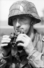 Bundesarchiv_Bild_101I-497-3503-14,_Holland,_Soldat_mit_Fernglas.jpg