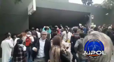 protesters and personel cheering in front of hospital with critially injured officer.mp4