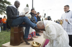 PAY-MAIN-pope-washes-muslims-feet.jpg