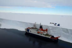 162553-nature-landscape-winter-snow-cold-ship-sea-iceberg-Antarctica-technology-vehicle-Polarstern.jpg