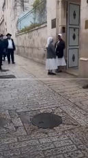 israeli-settlers-verbally-abuse-and-spit-at-christian-nuns-in-jerusalem-480-ytshorts.savetube.me.mp4