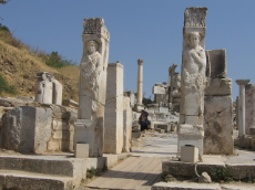 Heracles_Gate_in_Ephesus_(2006).jpg