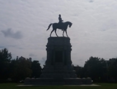 Side_View_of_Robert_E._Lee_Statue.png