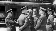 692Bundesarchiv_Bild_183-M1112-500,_Waffenstillstand_von_Compiègne,_Hitler,_Göring-min.jpg