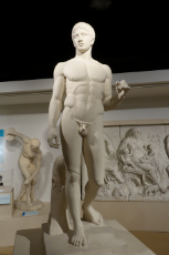 Doryphoros,_plaster_cast_of_1st_century_Roman_marble_copy_in_National_Museum,_Naples_-_Spurlock_Museum,_UIUC_-_DSC05673.jpg