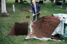 trump-bury-mccain.jpg