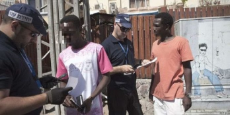 des-policiers-israeliens-controlant-des-migrants-africains-image-dilustration_censored-696x348 (1).jpg