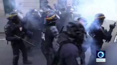 French police clash with firefighters protesting difficult working conditions.mp4