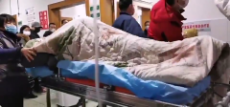charlie - 这就是前几天在武汉市红十字会医院（武汉市十一医院）一个高烧120送来的病人，抽搐着！-1221041411543523329.mp4