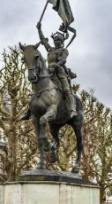 Equestrian_statue_of_Joan_of_Arc_at_Compiègne_France.jpg