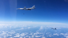 SU-30SM_escortant_un_Tu-160_qui_lance_un_missile_de_croisière.png