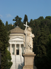 Genova_-_Cimitero_di_Staglieno_-_Statua_della_Fede_e_Pantheon.jpg