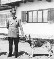 Adolf_Hitler_und_Blondi_auf_dem_Berghof.jpg