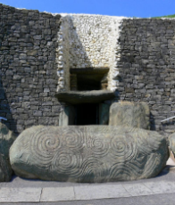 800px-Newgrange,_Meath.jpg